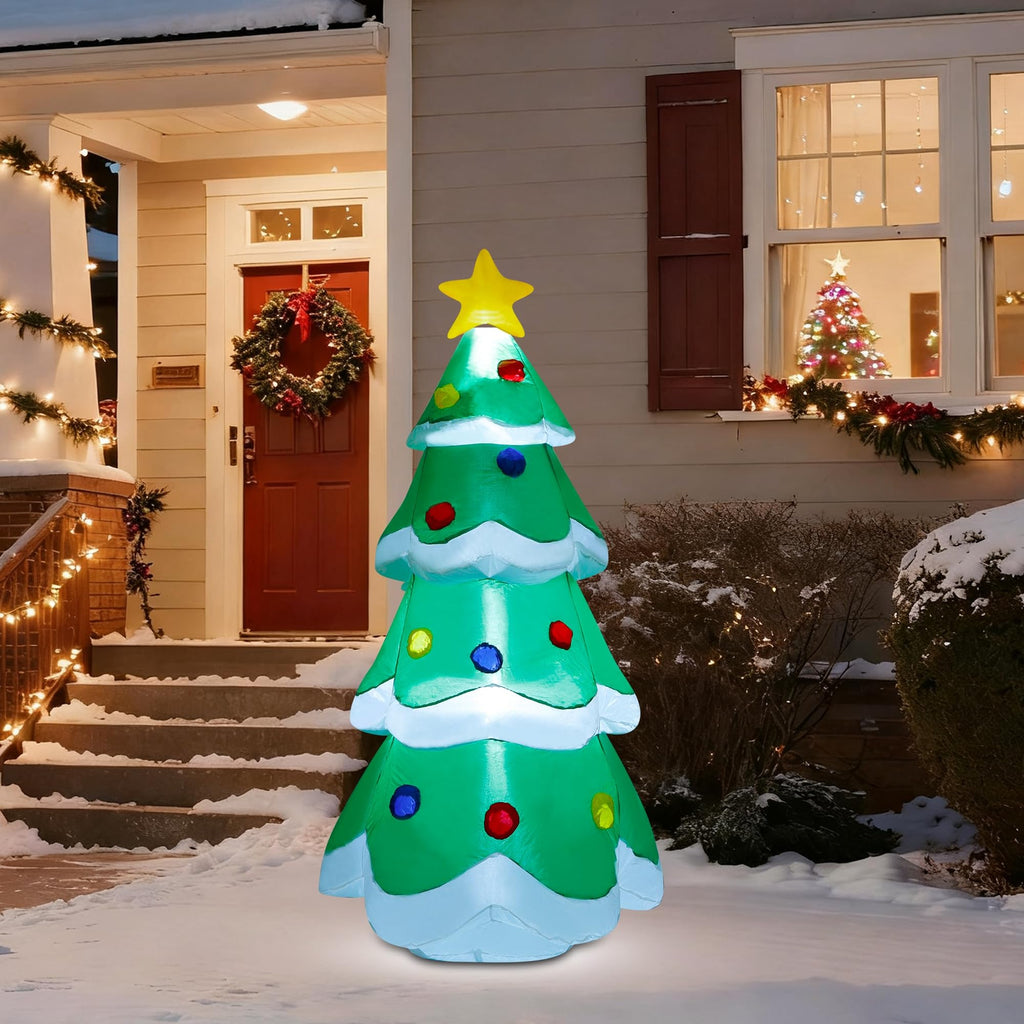 Árbol de Navidad inflable decorando el jardín de una casa