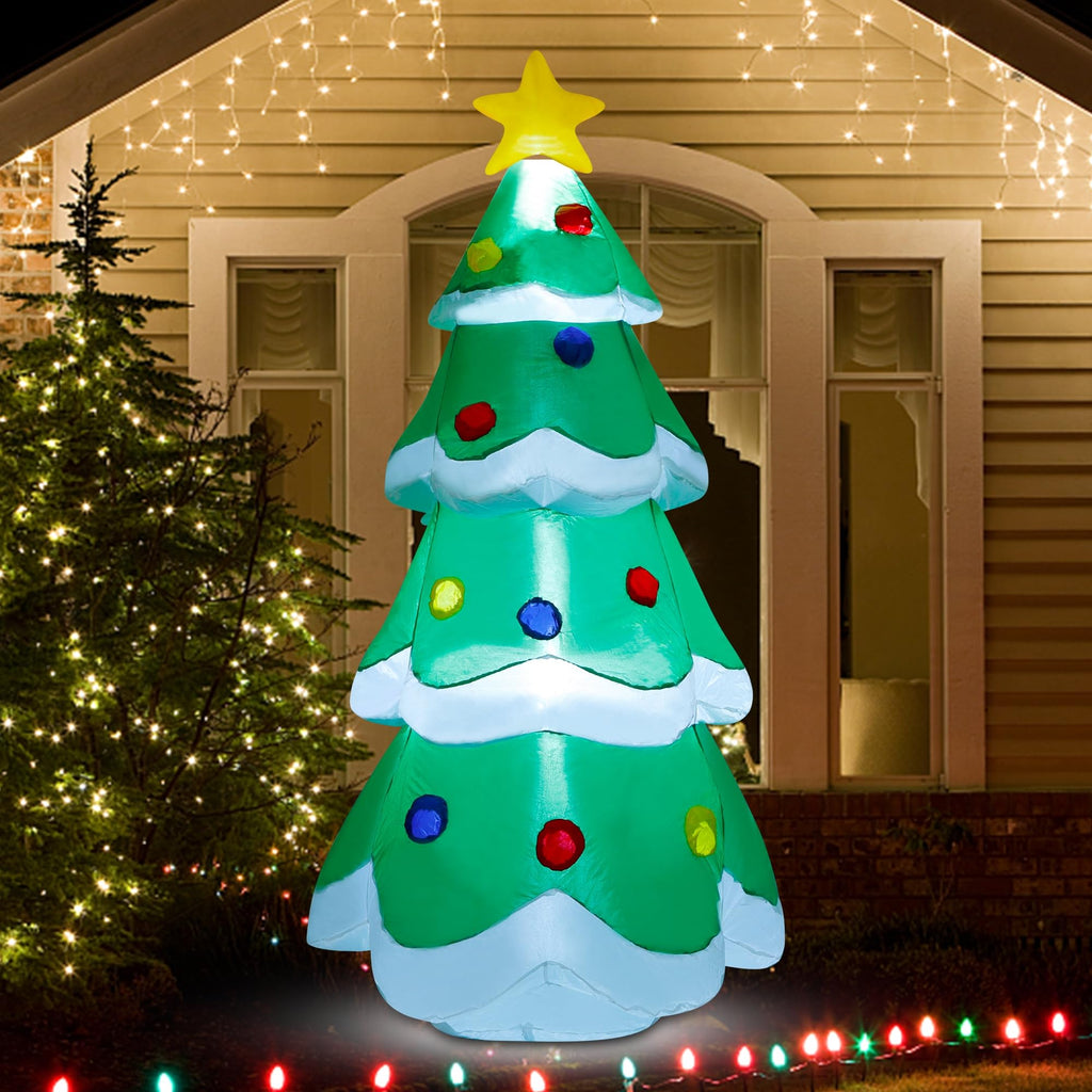Árbol de Navidad inflable iluminado en la entrada de una casa de noche