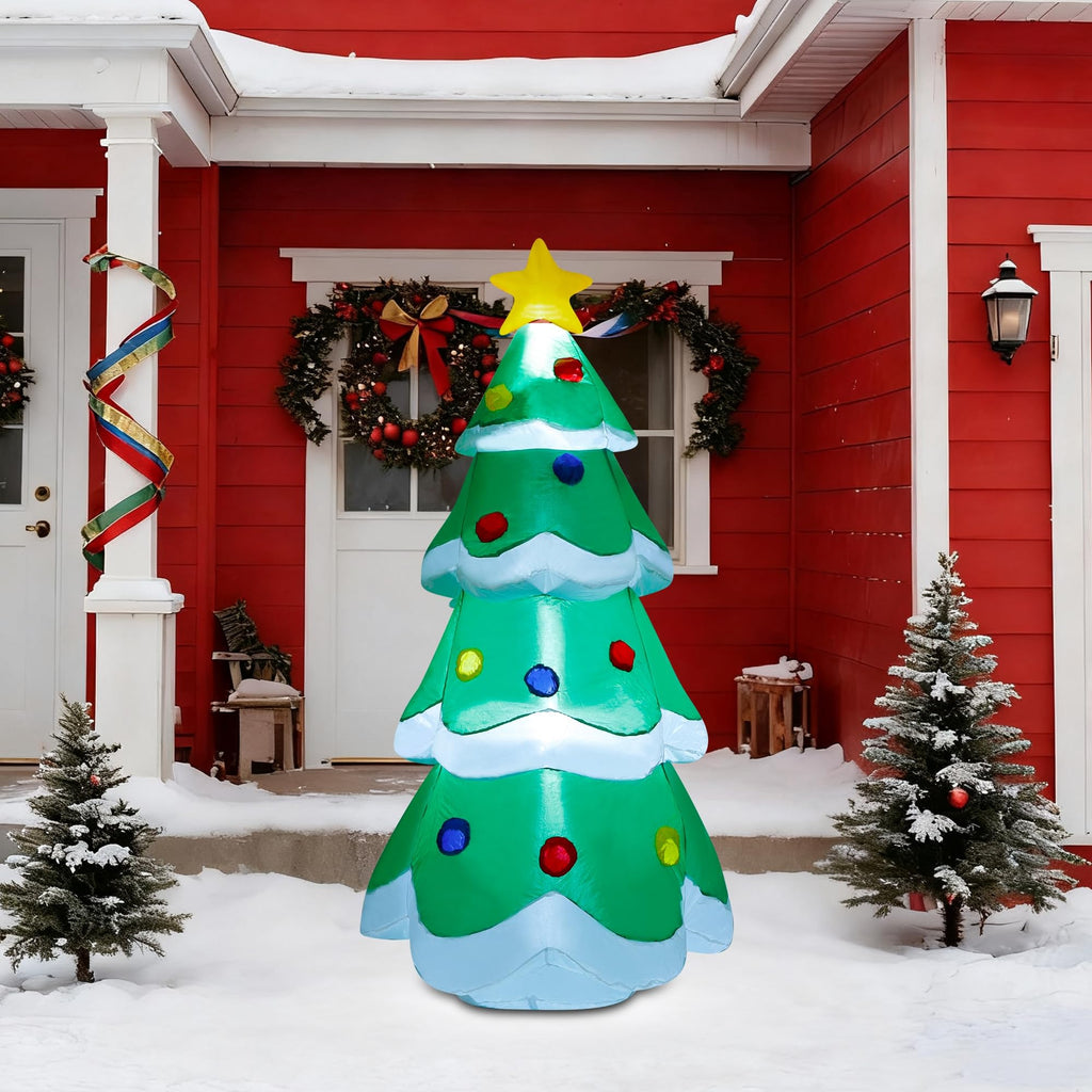 Árbol de Navidad inflable instalado en el antejardín