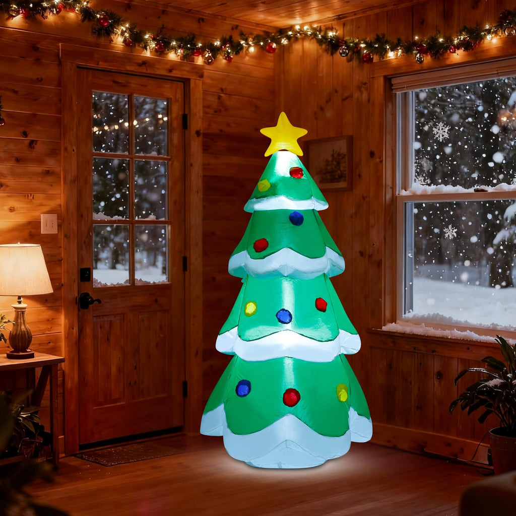 Árbol de Navidad inflable encendido en exteriores durante la noche